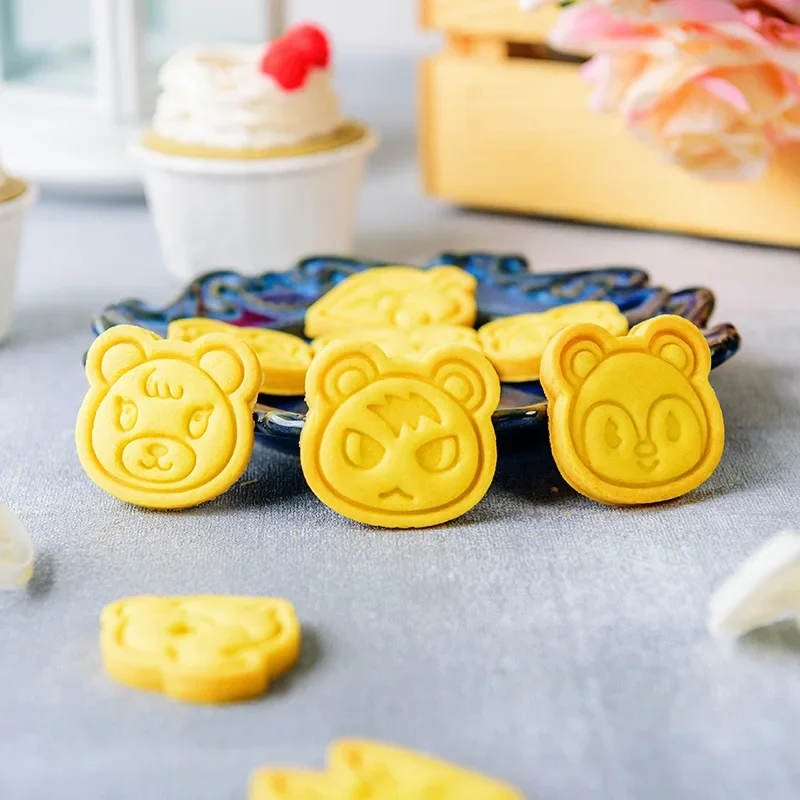 ケーキクッキーどうぶつの森カッターかわいいアニメフィギュアD - Kitchen Gadgets Set のレビューと価格